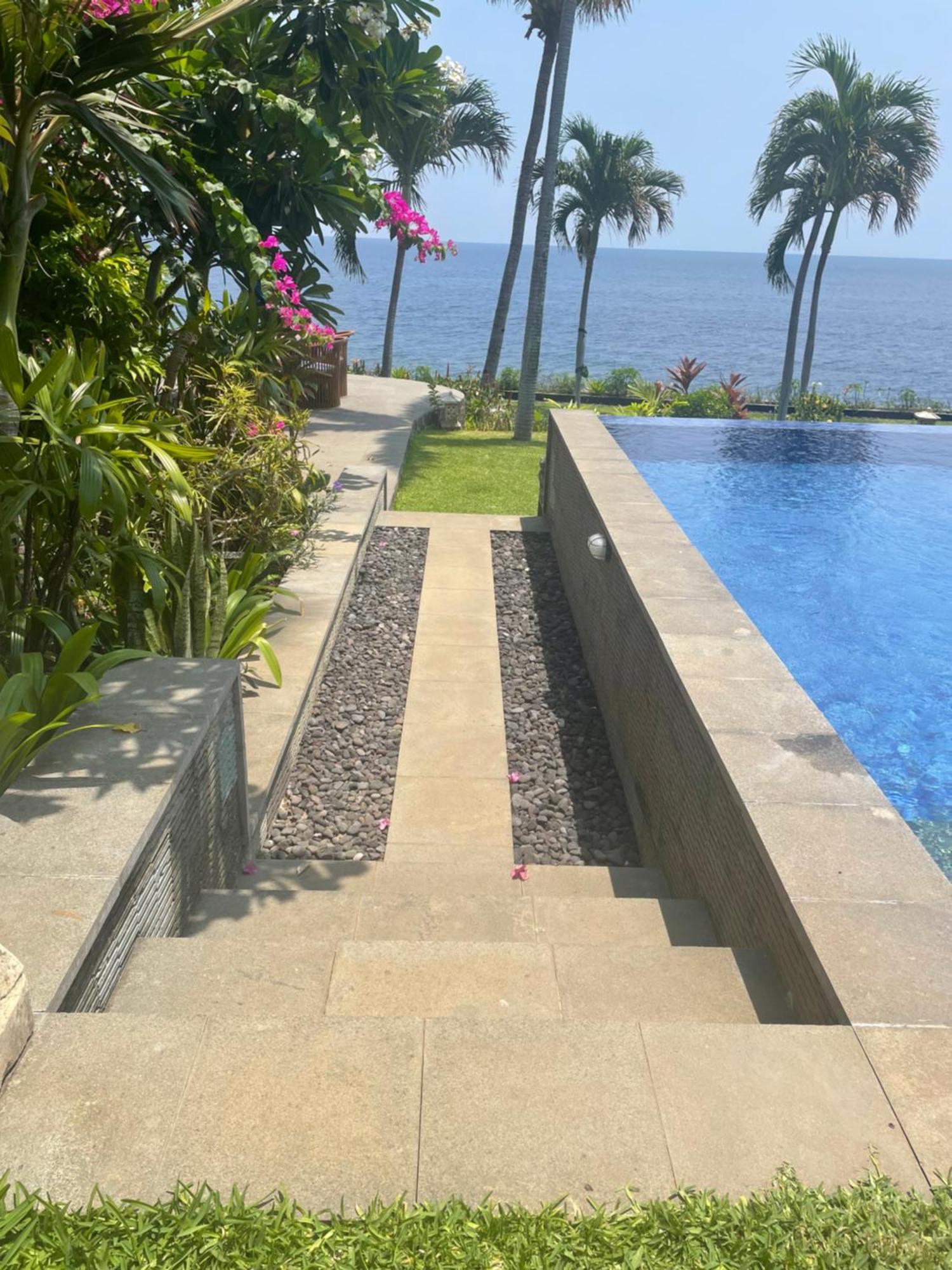 Absolute Beachfront, Paradise, 3br With Private Pool On 1200m2 Of Tropical Land Villa Tulamben (Bali)